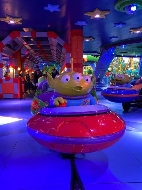 Orlando, FL ABD-22 Aralık 2019: Orlando, Florida 'daki Walt Disney World, Hollywood Stüdyolarındaki Oyuncak Hikaye Diyarı' nda Uzaylı Girdabı.