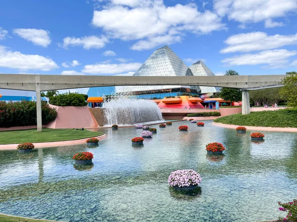 Orlando, FL USA- 27 Nisan 2021: Orlando, Florida 'daki Walt Disney World' de EPCOT 'da Çiçek ve Bahçe Festivali.