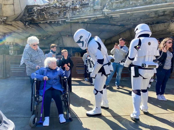 Orlando Usa 2020 Február Storm Troopers Beszél Egy Idős Nővel — Stock Fotó