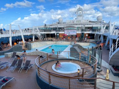 Orlando, FL USA - 10 Ekim 2021: Port Canaveral, Florida 'daki MSC Cruise gemisi Divina' nın ana yüzme havuzu.,