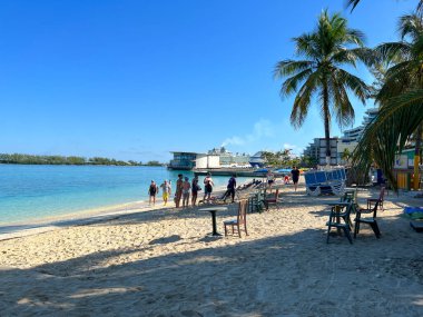 Nassau, Bahamalar - 9 Aralık 2021: Nassau, Bahamalar 'da Junkanoo plajında eğlenen insanlar.