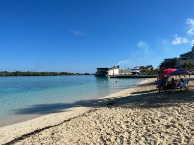 Nassau, Bahamalar - 9 Aralık 2021: Nassau, Bahamalar 'da Junkanoo plajında eğlenen insanlar.