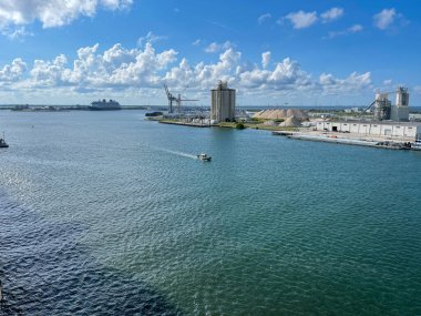 Port Canaveral, FL USA - 13 Eylül 2021: Orlando, Florida yakınlarındaki Port Canaveral limanının görüntüsü.