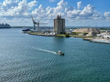 Port Canaveral, FL USA - 13 Eylül 2021: Orlando, Florida yakınlarındaki Port Canaveral limanının görüntüsü.