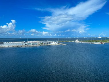 Port Canaveral, FL USA - 13 Eylül 2021: Bir yolcu gemisi olarak liman manzarası Orlando, Florida yakınlarındaki Port Canaveral 'dan ayrılıyor.