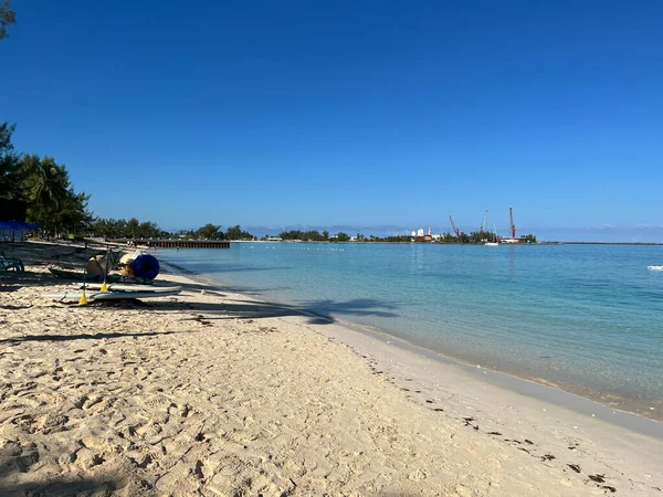 Nassau Bahamas Diciembre 2021 Personas Disfrutando Playa Junkanoo Nassau Bahamas —  Fotos de Stock