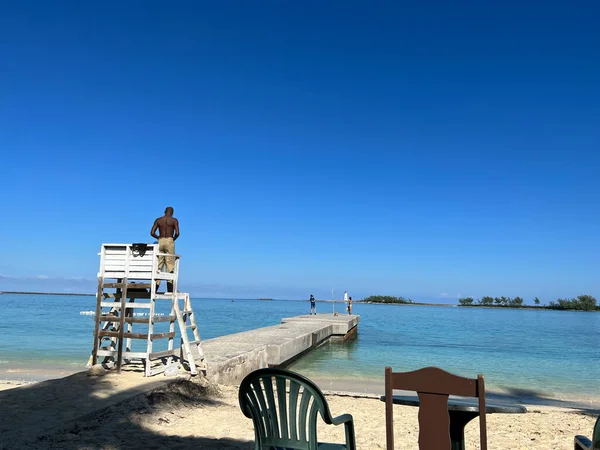 Nassau Bahamas Diciembre 2021 Personas Disfrutando Playa Junkanoo Nassau Bahamas —  Fotos de Stock