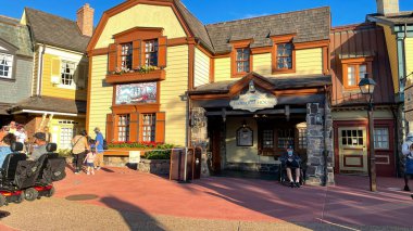 Orlando, FL USA - 27 Kasım 2020: Magic Kingdom 'daki Columbia Harbour House restoranının girişi Orlando, Florida' daki Walt Disney World 'de.