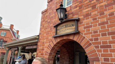 Orlando, FL USA - 23 Ocak 2021: Orlando, Florida 'da bulunan Walt Disney World' de Sihirli Krallık 'ta Sleepy Hollow İçecekler Lokantasına giriş.