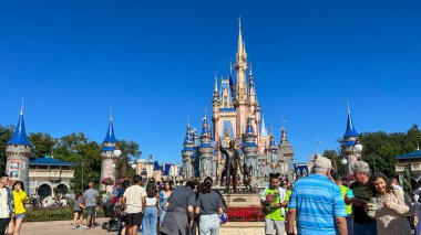 Orlando, FL USA - 25 Kasım 2020: Orlando, Florida 'daki Walt Disney World Magic Kingdom' daki Külkedisi Kalesi 'ne doğru yürüyen insanlar.