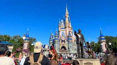 Orlando, FL USA - 25 Kasım 2020: Orlando, Florida 'daki Walt Disney World Magic Kingdom' daki Külkedisi Kalesi 'ne doğru yürüyen insanlar.