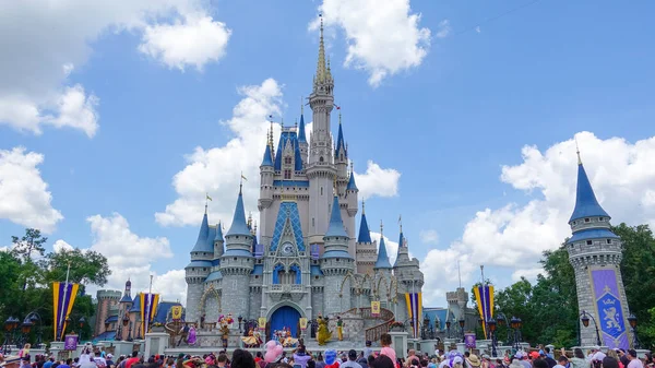 Orlando Eua Maio 2019 Pessoas Caminhando Direção Castelo Cinderela Walt — Fotografia de Stock