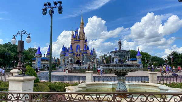 Orlando Usa July 2020 People Walking Cinderella Castle Walt Disney — стоковое фото