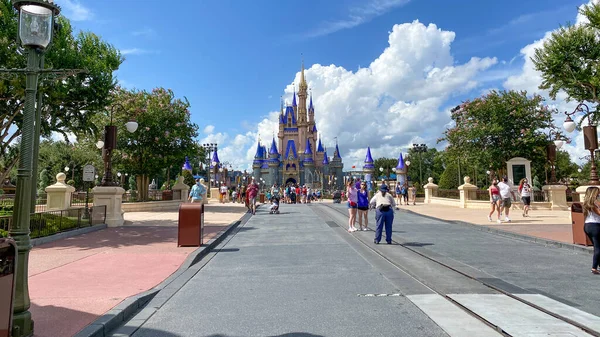 Orlando Usa July 2020 People Walking Cinderella Castle Walt Disney — Stock Photo, Image