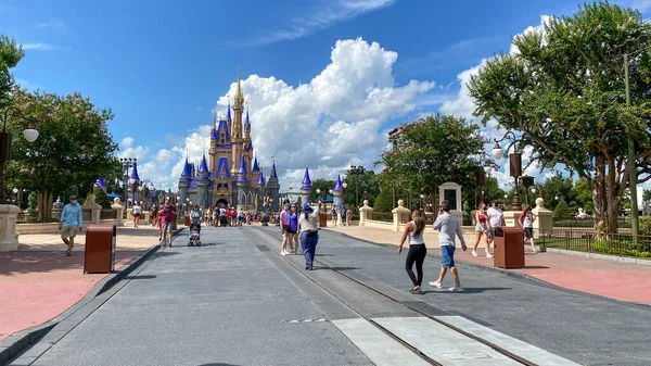 Orlando Usa Juli 2020 Mensen Lopen Naar Assepoester Kasteel Bij — Stockfoto