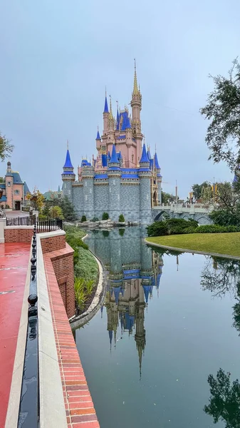 Orlando Usa Januari 2021 Een Blik Assepoester Kasteel Reflectie Een — Stockfoto