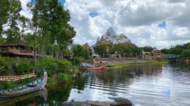 Orlando, FL USA - 18 Temmuz 2020: Orlando, Florida 'daki Walt Disney World' de Everest hız treni gezisi.
