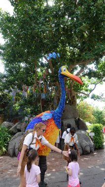 Orlando, FL USA - 12 Mayıs 2019: The Kevin, Orlando, Florida 'daki Walt Disney World' de Animal Kingdom filmindeki kuş..