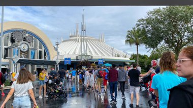 Orlando, FL USA - 28 Aralık 2019: Orlando, Florida 'daki Walt Disney World Magic Kingdom' da Space Moutian 'a binmek için kuyrukta bekleyenler.