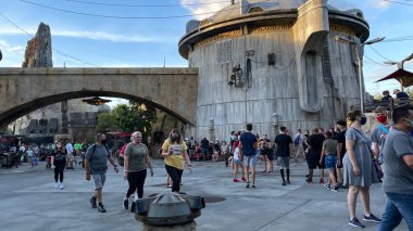 Orlando, FL USA- 28 Kasım 2020: Hollywood Stüdyoları 'nda yürüyen insanlar Orlando, Florida' da Walt Disney World.