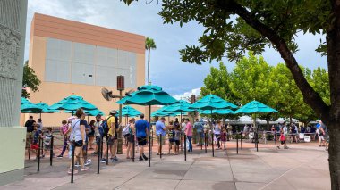Orlando, FL USA- 12 Eylül 2020: Orlando, Florida 'daki Hollywood Stüdyoları Walt Disney World' de insanlar kuyruktan feragat ediyor.