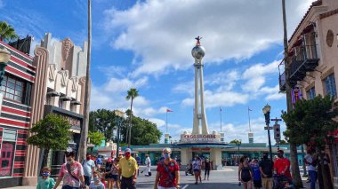 Orlando, FL USA- 31 Ağustos 2020: Orlando, Florida 'daki Hollywood Stüdyoları Walt Disney World' de yürüyen insanlar.