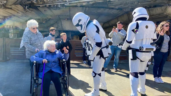 Orlando Usa 2020 Február Storm Troopers Beszél Egy Idős Nővel — Stock Fotó