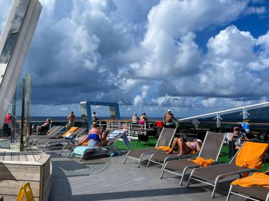 Orlando, FL USA - 11 Ekim 2021: Port Canaveral, Florida 'daki MSC Cruise Ship Divina' da sakin bir yetişkin yüzme havuzu alanı.,