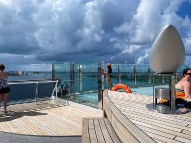 Orlando, FL USA - 11 Ekim 2021: Port Canaveral, Florida 'daki MSC Cruise Ship Divina' da sakin bir yetişkin yüzme havuzu alanı.,