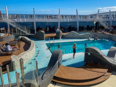 Orlando, FL USA - 11 Ekim 2021: Port Canaveral, Florida 'daki MSC Cruise gemisi Divina' nın ana yüzme havuzu.,