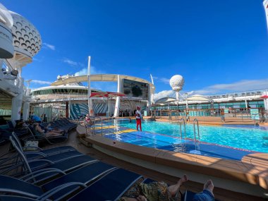 Orlando, FL USA - 6 Aralık 2021: Port Canaveral, Florida 'daki Royal Karayip Denizcilik Gemi Bağımsızlığı' nın ana yüzme havuzu.