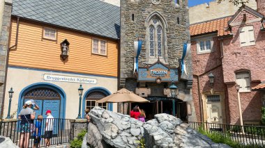 Orlando, FL USA- 3 Ağustos 2020: Orlando, Florida 'daki Walt Disney World' de Norveç Pavilyonunda Donmuş yolculuk.