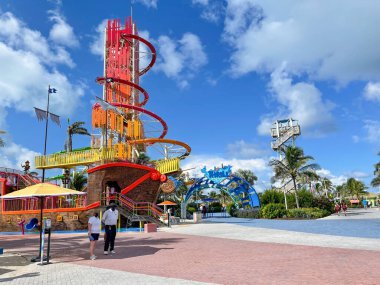 Bahamalar - 16 Eylül 2021: Coco Cay Kraliyet Karayipleri 'nin Bahamalar' daki özel adasındaki Thrill Waterpark girişi.