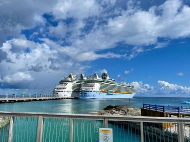 Bahamalar - 16 Eylül 2021: Kraliyet Karayip Gemi Özgürlüğü ve Denizlerin Denizcisi Bahamalar 'daki Coco Cay limanına yanaştı.