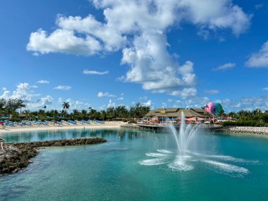 Bahamalar - 16 Eylül 2021: Coco Cay Royal Caribbean 'in Bahamalar' daki özel adasındaki sahil bölgesi 