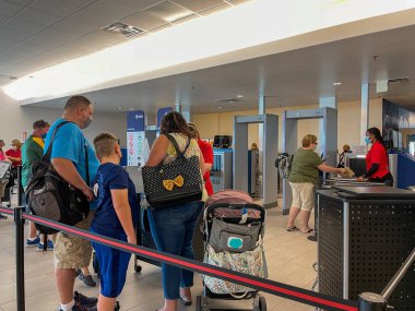 Orlando, FL USA - 10 Ekim 2021: Port Canaveral, Florida 'daki MSC Cruise şirketinin tescil ve güvenlik alanındaki insanlar.