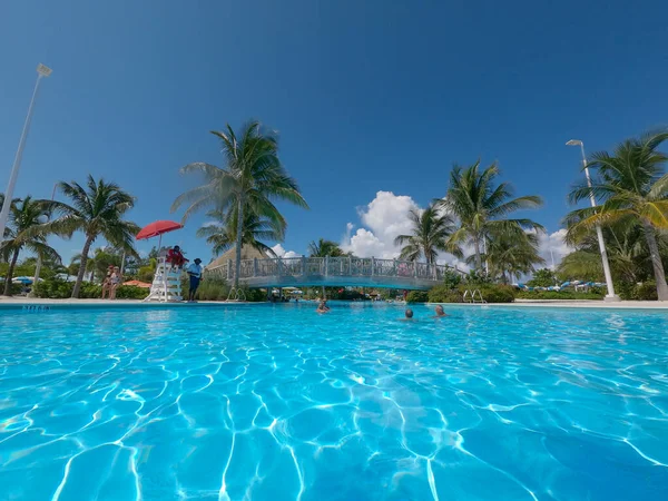 巴哈马 2021年9月16日 位于巴哈马科科皇家加勒比私人岛屿的游泳池 — 图库照片