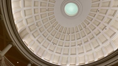 Orlando, FL USA- 2 Ekim 2019: Orlando, Florida 'da Walt Disney World' de EPCOT 'ta Amerikan Macerası' nın kubbeli tavanı.