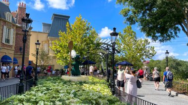 Orlando, FL USA- 9 Ekim 2021: Orlando, Florida 'daki Walt Disney World' de EPCOT 'da Fransız Pavilyonu' nda yürüyen insanlar.