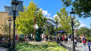 Orlando, FL USA- 9 Ekim 2021: Orlando, Florida 'daki Walt Disney World' de EPCOT 'da Fransız Pavilyonu' nda yürüyen insanlar.