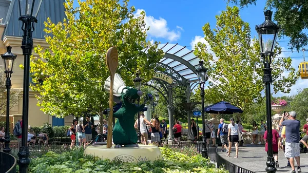 Orlando, FL USA- 9 Ekim 2021: Orlando, Florida 'daki Walt Disney World' de EPCOT 'da Fransız Pavilyonu' nda yürüyen insanlar.