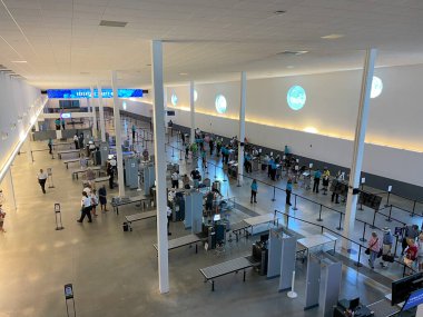 Orlando, FL USA - 13 Eylül 2021: Port Canaveral, Florida 'daki Royal Caribbean Denizcilik Gemisi Denizcilik' e seyahat için kaydolup geçen insanlar.