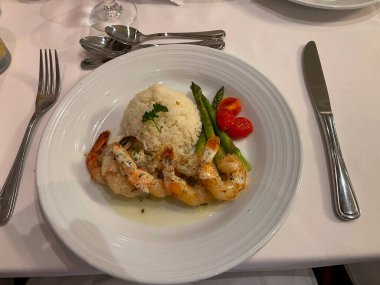 Bir yolcu gemisinde karides, pirinç ve kuşkonmaz yemeği..