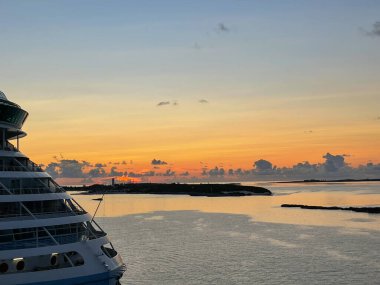 Bahamalar - 16 Eylül 2021: Coco Cay Kraliyet Karayipleri 'nin Bahamalar' daki özel adasına bir yolcu gemisinden açılan hava manzarası.