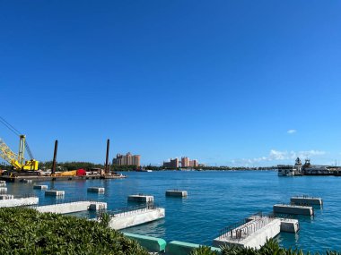 Nassau, Bahamalar - 9 Aralık 2021: Nassau, Bahamalar 'daki gemi limanındaki Atlantis Oteli.