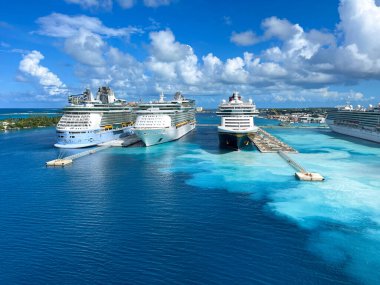 Nassau, Bahamalar - 13 Ekim 2021: Nassau, Bahamalar 'daki yolcu gemisi limanının havadan görünüşü.