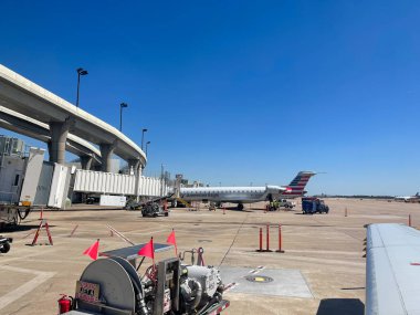 Orlando, FL USA - 23 Eylül 2021: Bir Amerikan Havayolları uçağı uçmaya hazırlanıyor.