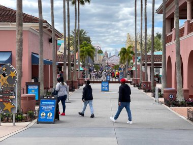 Orlando, FL USA-3 Nisan 2021: Universal Stüdyoları Resort tema parkında yürüyen insanlar.