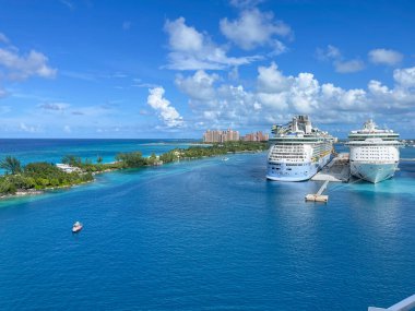 Nassau, Bahamalar - 13 Ekim 2021: Nassau, Bahamalar 'daki turkuaz mavi okyanusa bakan yolcu gemisi limanının havadan görünüşü.