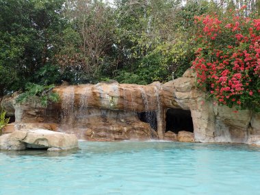 Orlando, FL USA - 21 Mayıs 2021: Orlando, Florida 'daki Discovery Cove Park' taki tembel nehir havuzu ve peyzajı.